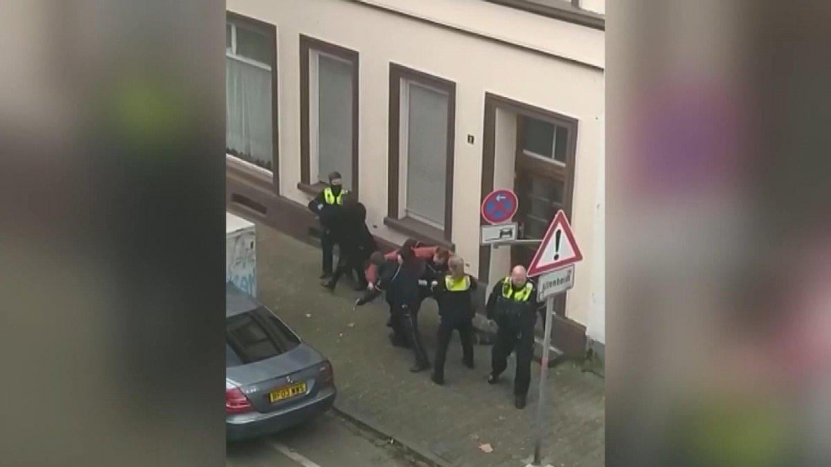 Almanya’da çocuklarını kurtarmak isteyen babaya polisten şiddet