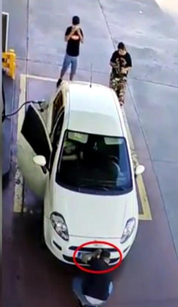 İstanbul'da vatandaşların üzerine araç süren yankesiciler kamerada