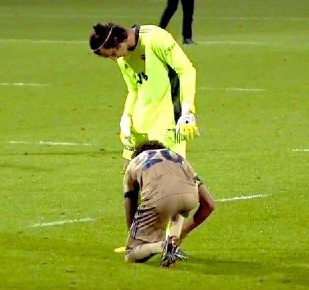 Luiz Gustavo, kaleci Oytun'un ayakkabısını bağladı