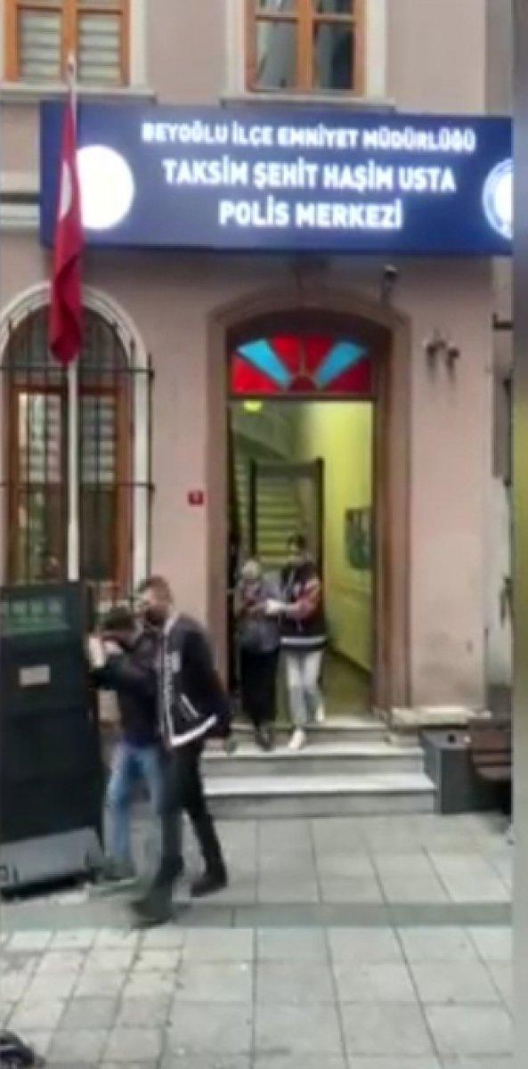 İstanbul'da vatandaşların üzerine araç süren yankesiciler kamerada