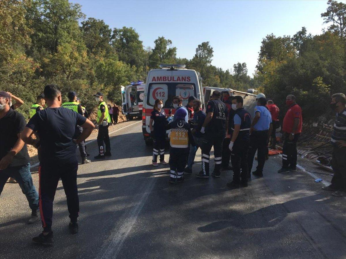 Mersin'de tarım işçilerini taşıyan midibüs devrildi: 1 ölü, 34 yaralı