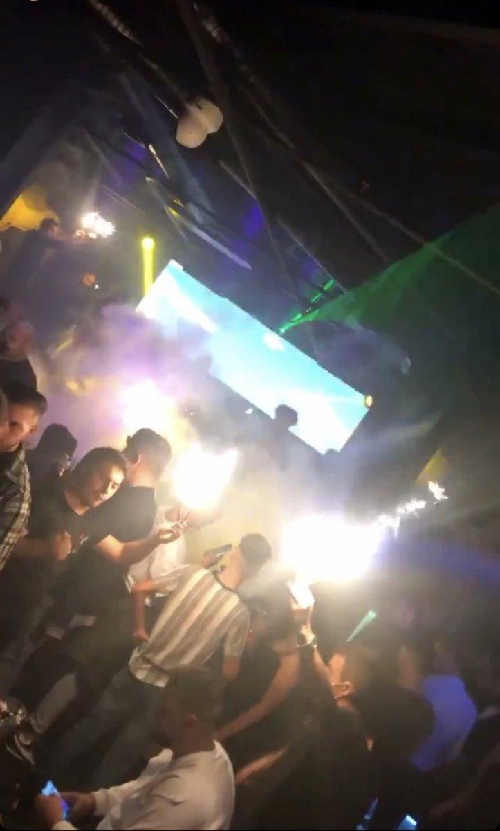 İstanbul’un göbeğindeki gece kulübünde dansözlü parti