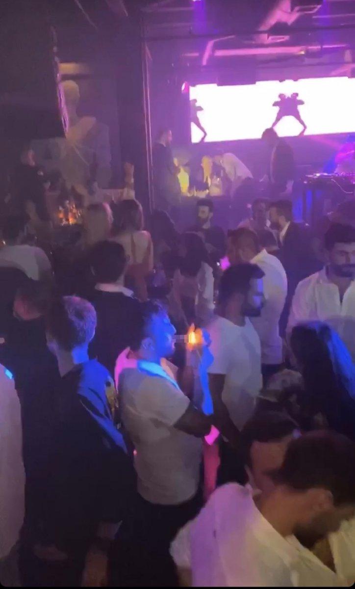 İstanbul’un göbeğindeki gece kulübünde dansözlü parti