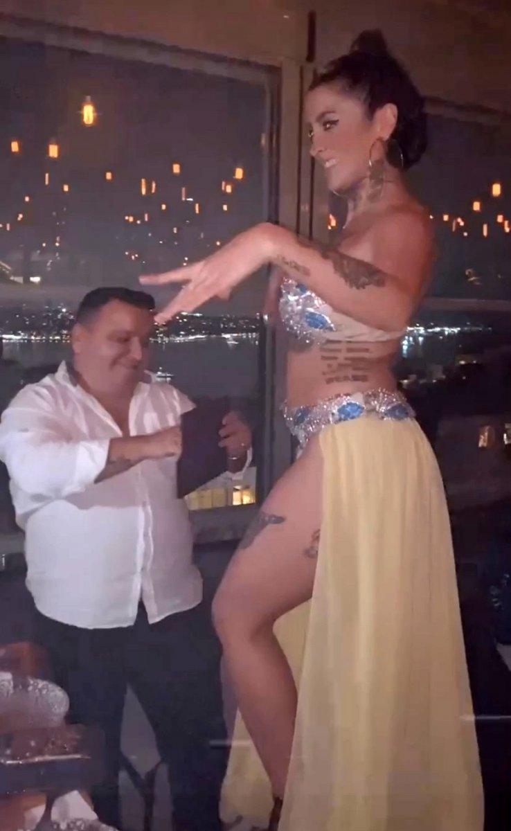 İstanbul’un göbeğindeki gece kulübünde dansözlü parti