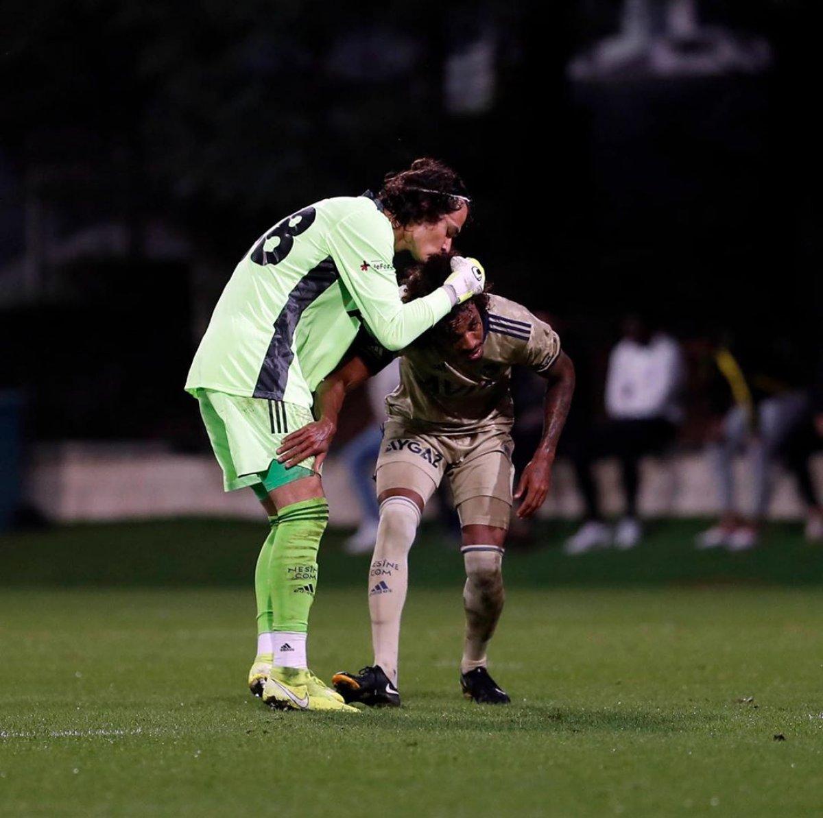 Luiz Gustavo, kaleci Oytun'un ayakkabısını bağladı