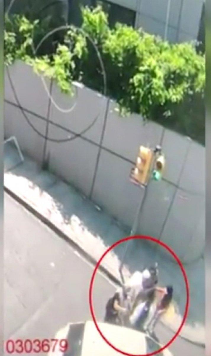 İstanbul'da vatandaşların üzerine araç süren yankesiciler kamerada
