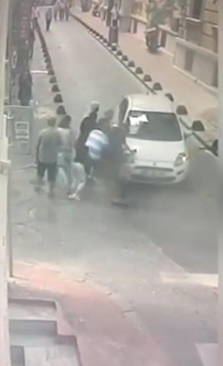 İstanbul'da vatandaşların üzerine araç süren yankesiciler kamerada