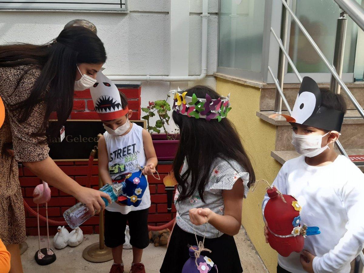 Sınıflarda pozitif vaka çıkarsa ne olacak? Sağlık Bakanlığı okul rehberi hazırladı