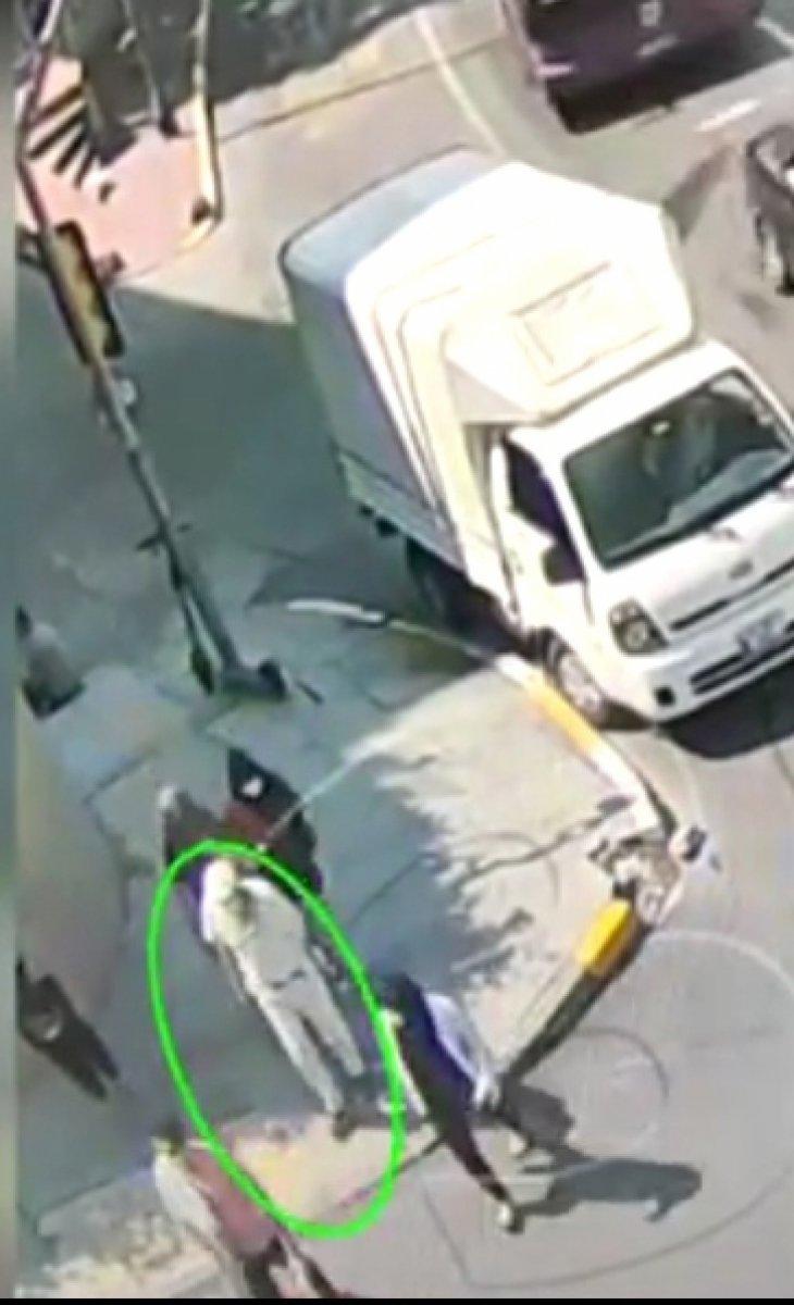 İstanbul'da vatandaşların üzerine araç süren yankesiciler kamerada