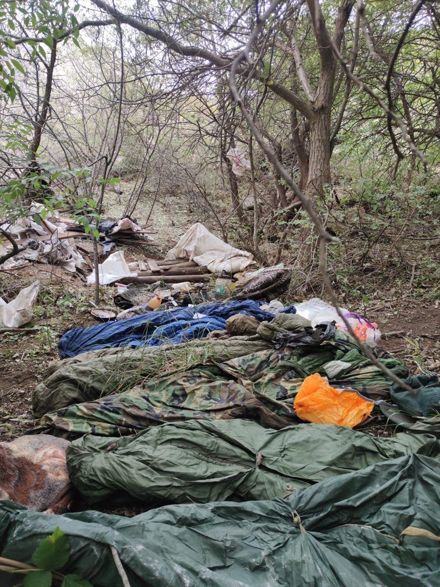 Çukurca'da 4 sığınak ile çok sayıda mühimmat ele geçirildi