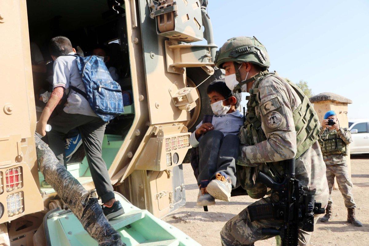 Resulayn’da öğrenciler okullarına zırhlı araçlarla gidiyor