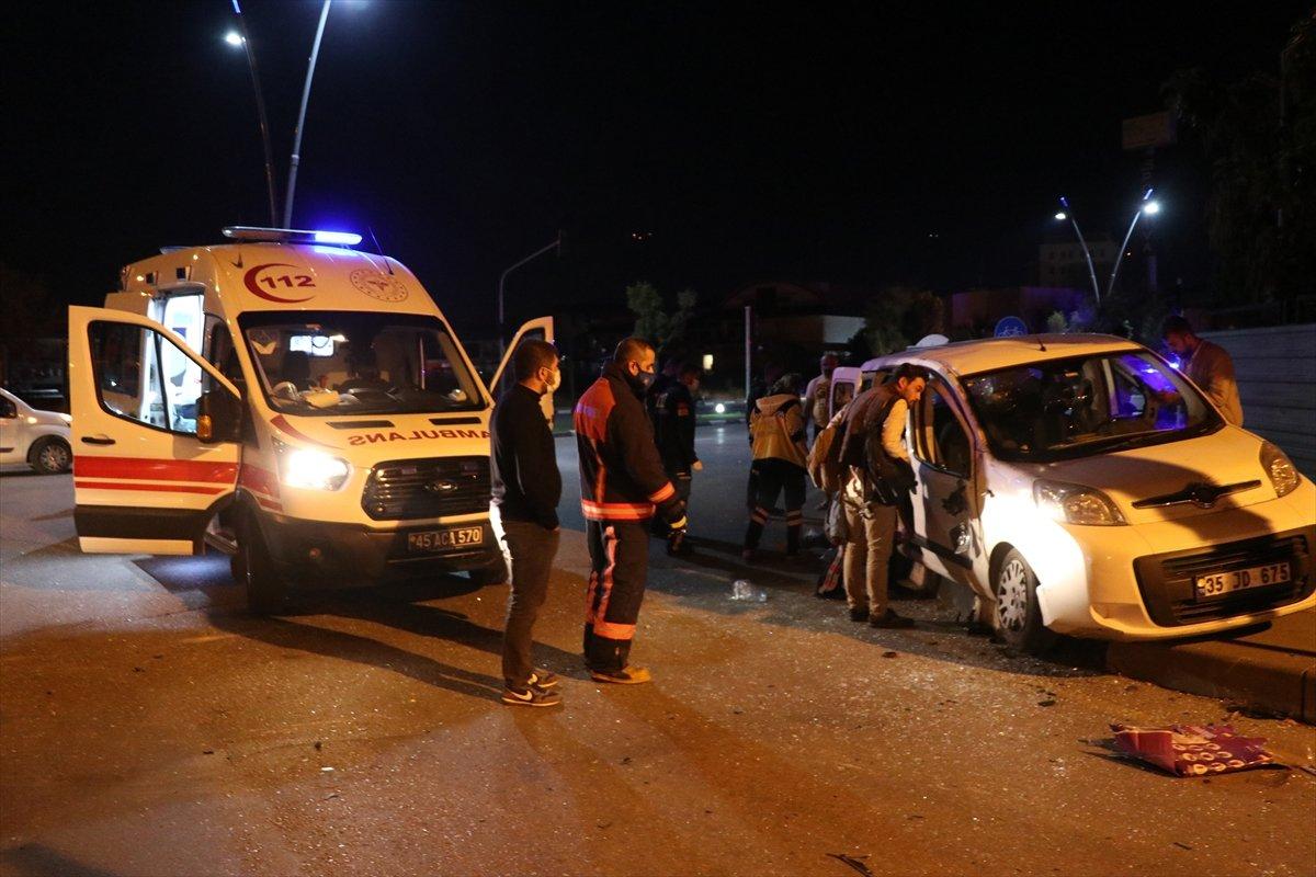 Manisa'da pikap ile hafif ticari araç çarpıştı: 7 yaralı