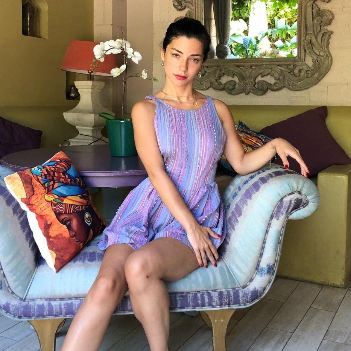 Merve Boluğur kırmızı mayosuyla poz verdi