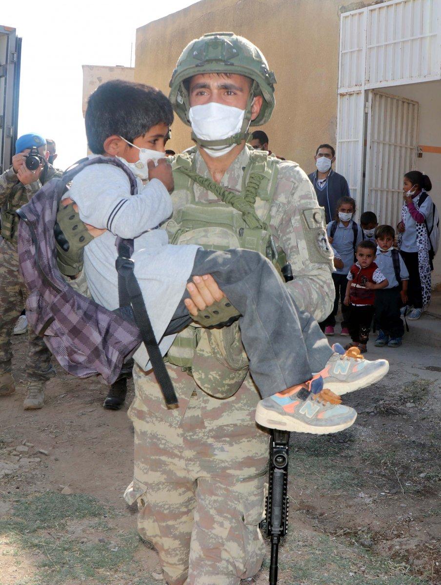 Resulayn’da öğrenciler okullarına zırhlı araçlarla gidiyor