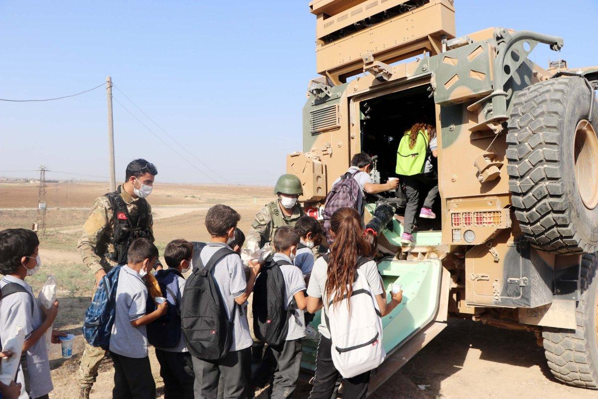 Resulayn’da öğrenciler okullarına zırhlı araçlarla gidiyor