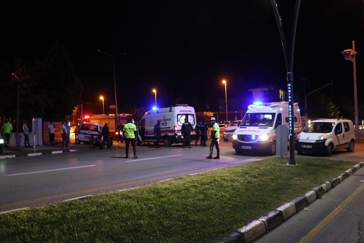 Manisa'da pikap ile hafif ticari araç çarpıştı: 7 yaralı