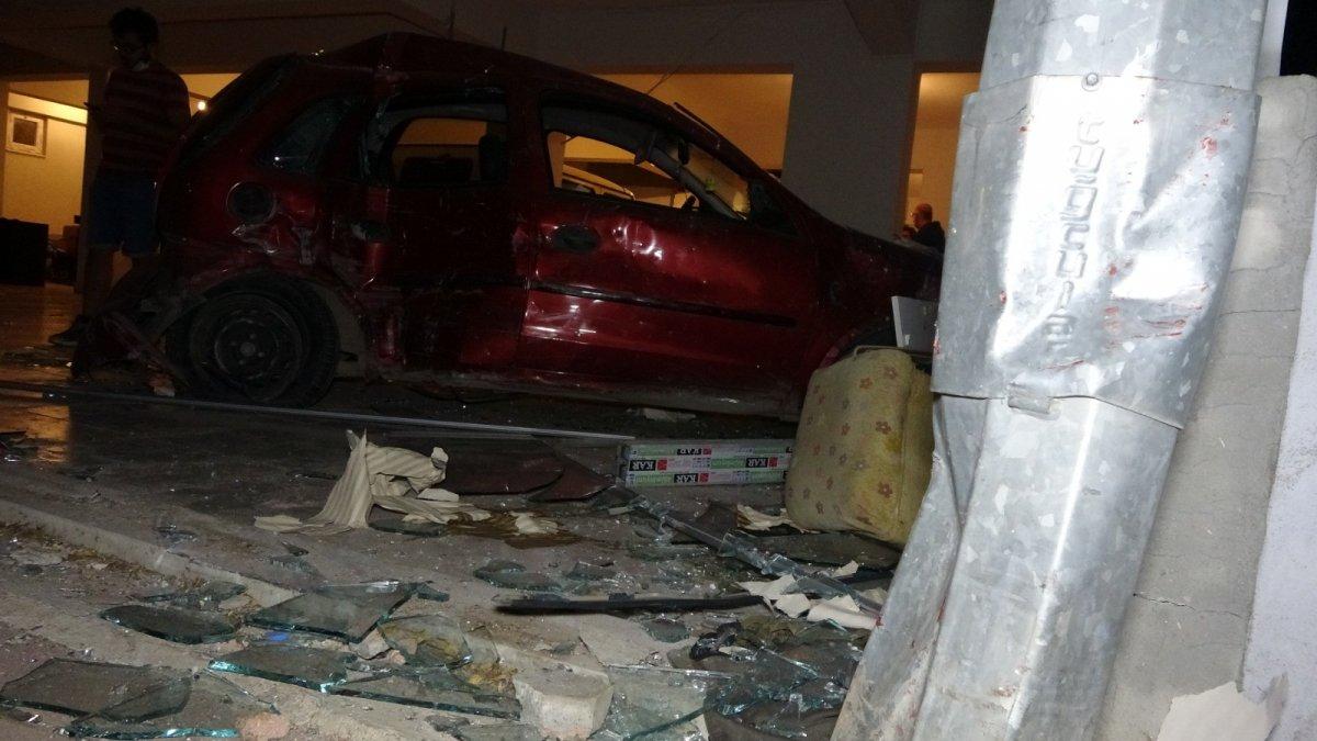 Antalya'da virajı alamayan otomobil dükkana girdi