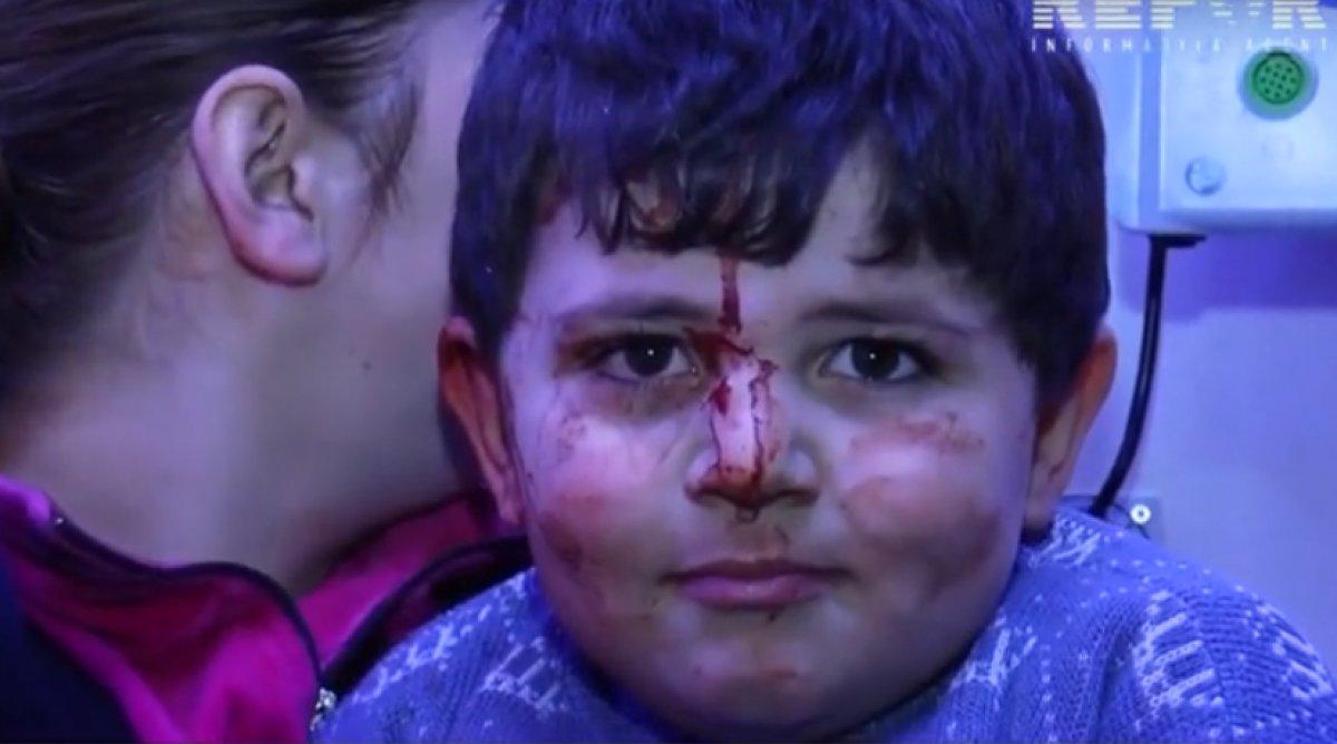 Gence'de enkazdan çıkarılan çocuklar