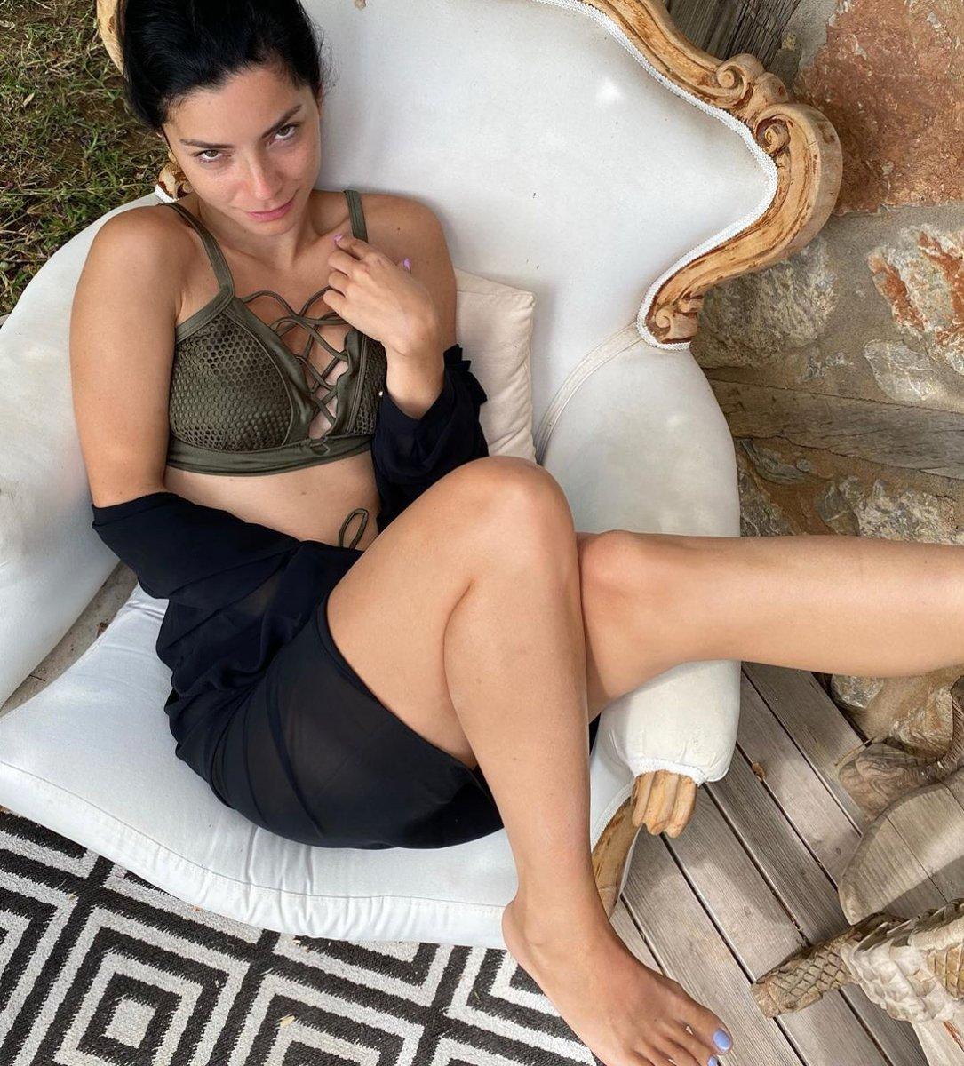 Merve Boluğur kırmızı mayosuyla poz verdi