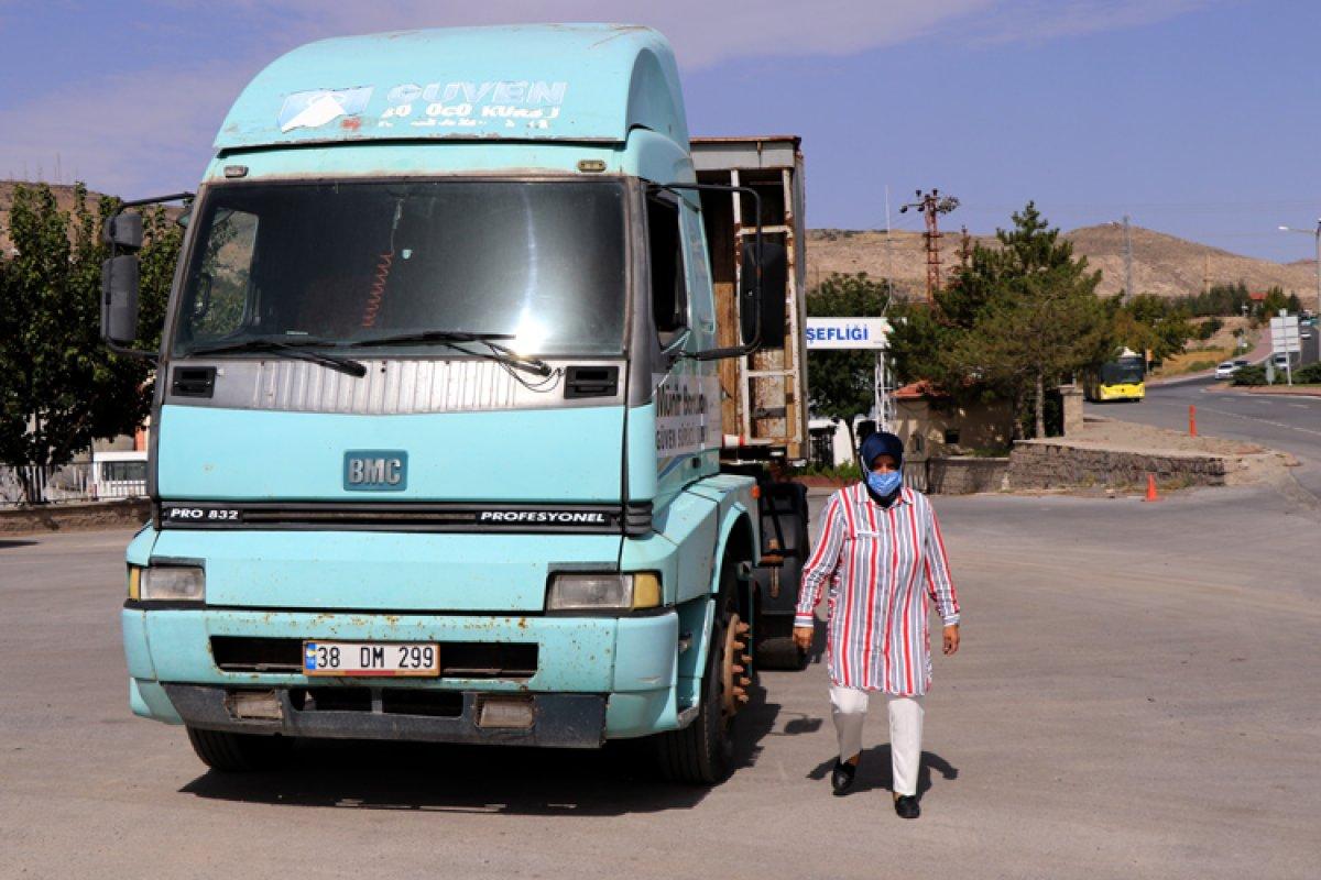 Kayseri'de 2 çocuk annesi, ağır vasıta şoförü eğitiyor
