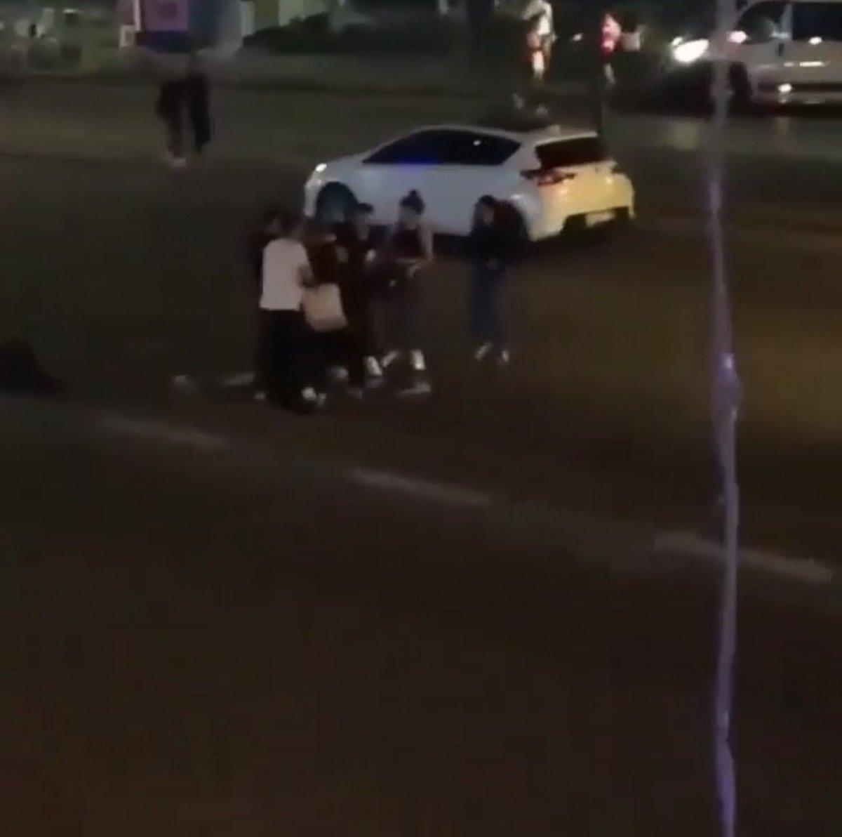 Bursa'da kızların, cadde ortasında mesaj kavgası