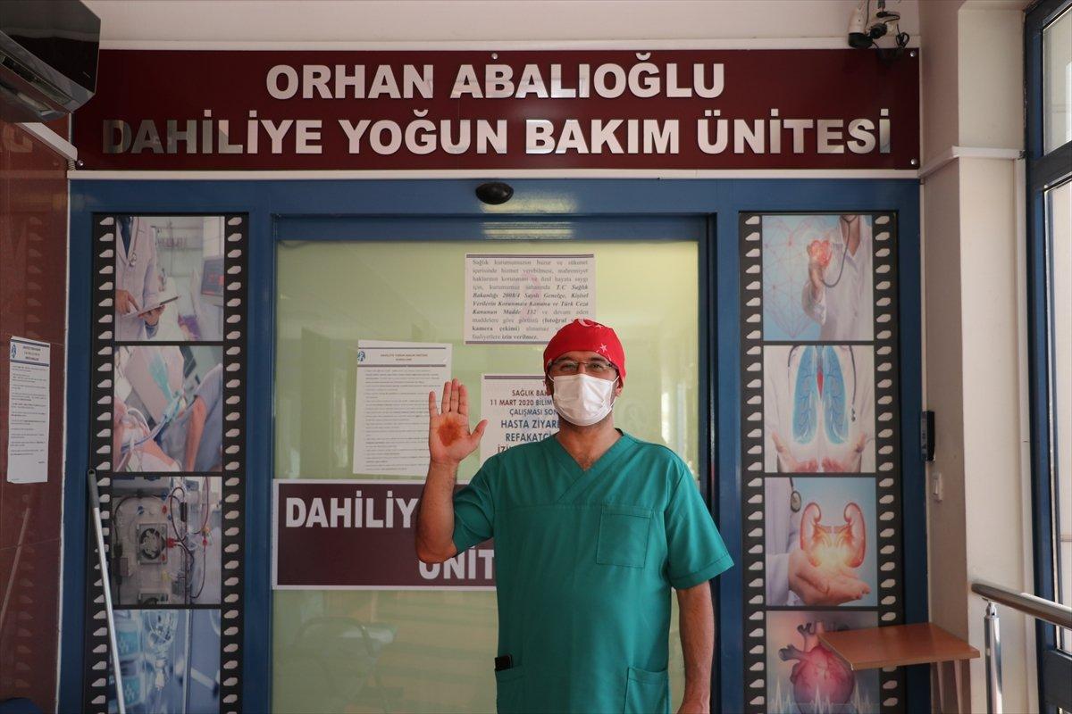 Denizli'de doktorlar, salgına karşı 'kınalı ellerle' savaşıyor