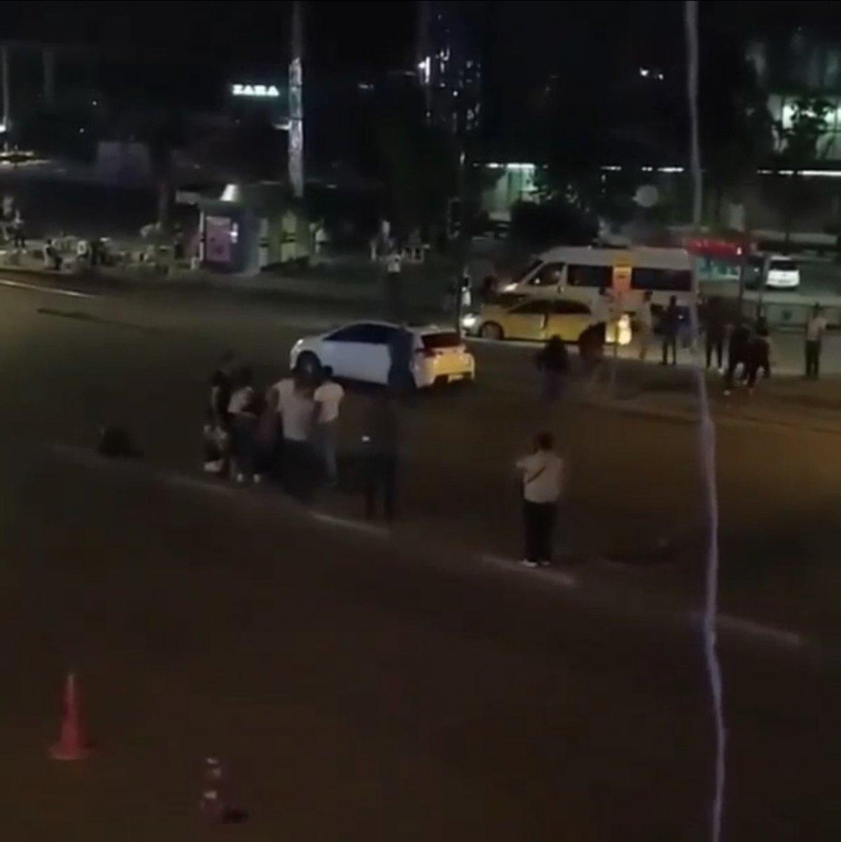 Bursa'da kızların, cadde ortasında mesaj kavgası