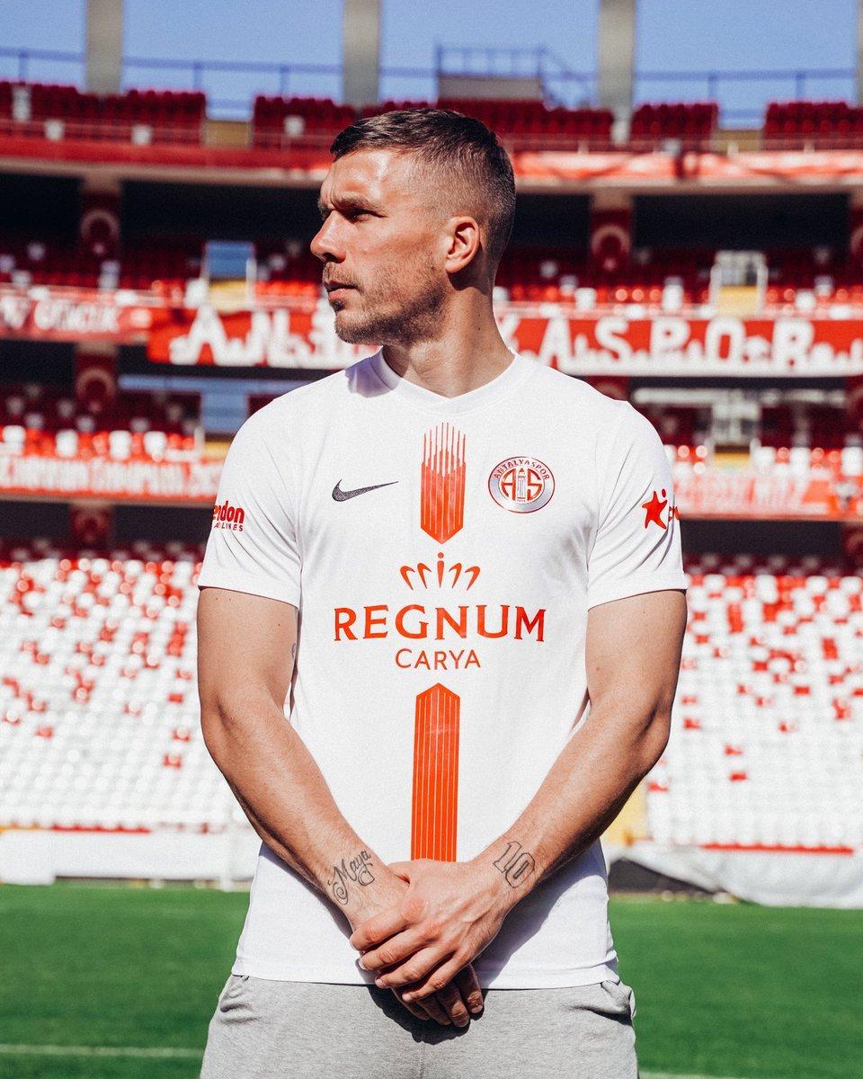 Podolski: Süper Lig'de hakemler çabuk kart gösteriyor