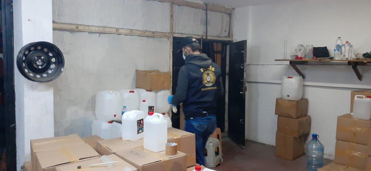 İstanbul’da sahte içki imalathanesinde 7 ton alkol bulundu