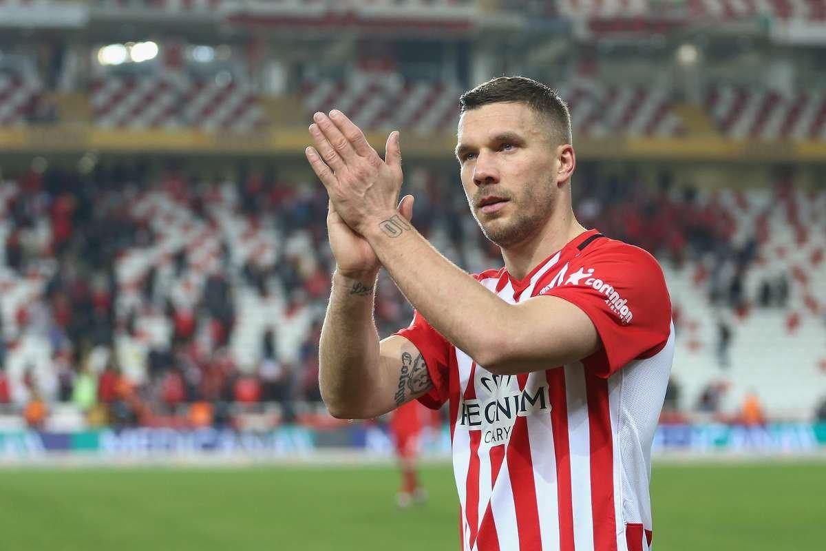 Podolski: Süper Lig'de hakemler çabuk kart gösteriyor