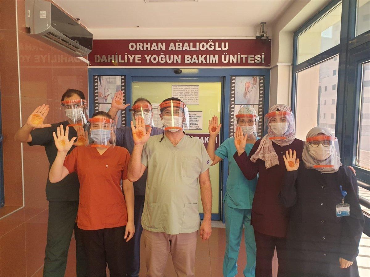 Denizli'de doktorlar, salgına karşı 'kınalı ellerle' savaşıyor