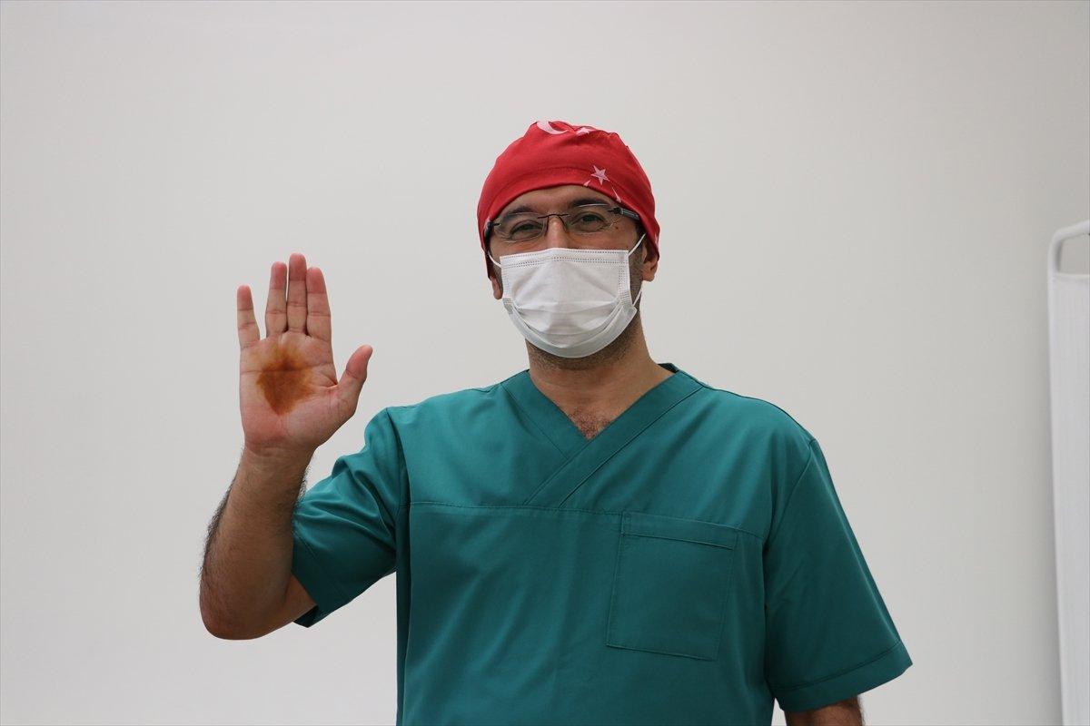 Denizli'de doktorlar, salgına karşı 'kınalı ellerle' savaşıyor