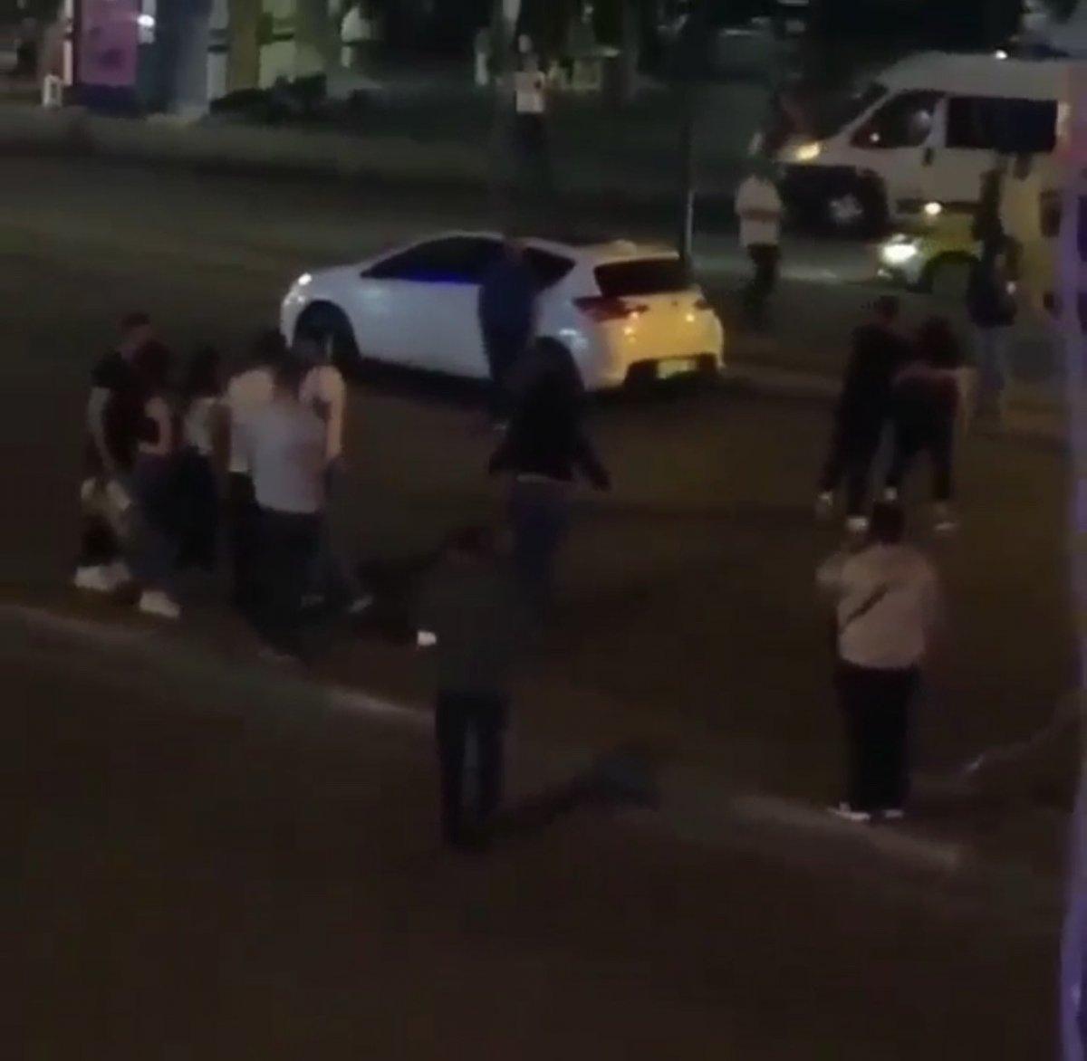 Bursa'da kızların, cadde ortasında mesaj kavgası