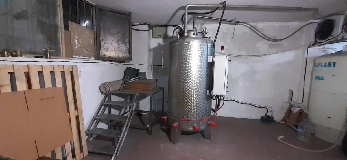 İstanbul’da sahte içki imalathanesinde 7 ton alkol bulundu