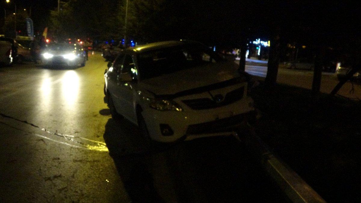 Uşak'ta alkollü sürücü direği devirdi