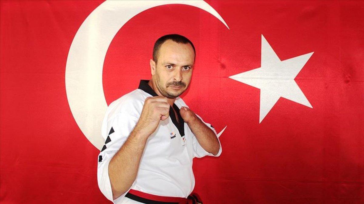 Osmaniyeli sınıf öğretmeni, tek eliyle tekvando yapıyor