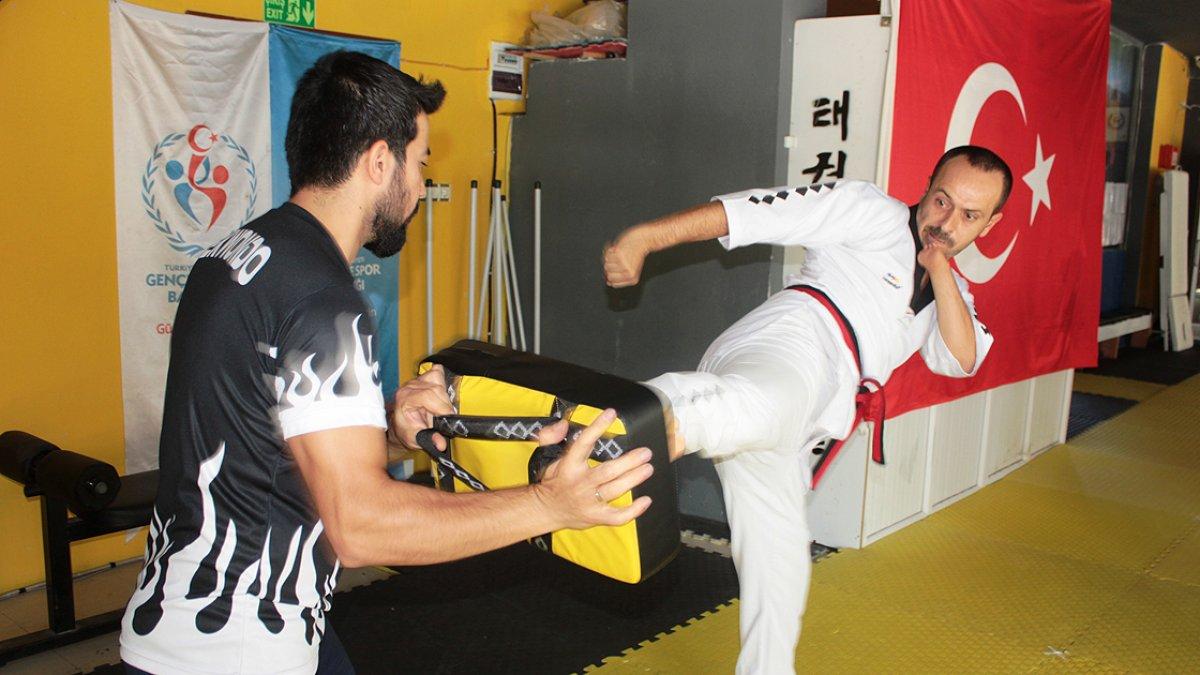 Osmaniyeli sınıf öğretmeni, tek eliyle tekvando yapıyor