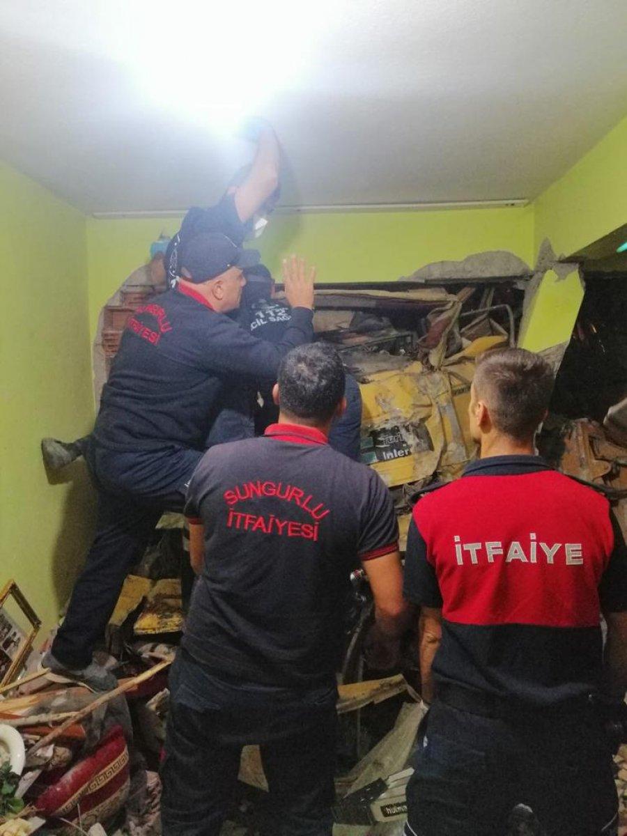 Çorum’da freni boşalan vinç, iki katlı eve girdi