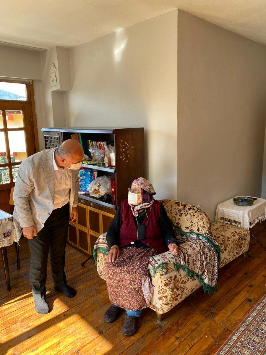 Çayeli Belediye Başkanı İsmail Hakkı Çiftçi, Havva Nine’yi ziyaret etti