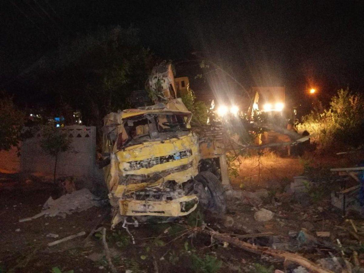 Çorum’da freni boşalan vinç, iki katlı eve girdi