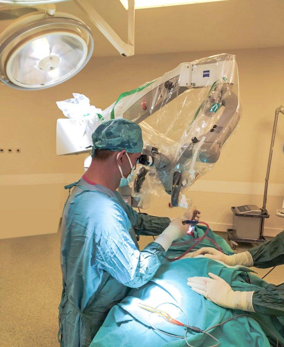 Afyonkarahisar’da, hastanın beynindeki tümör burun deliğinden çıkarıldı