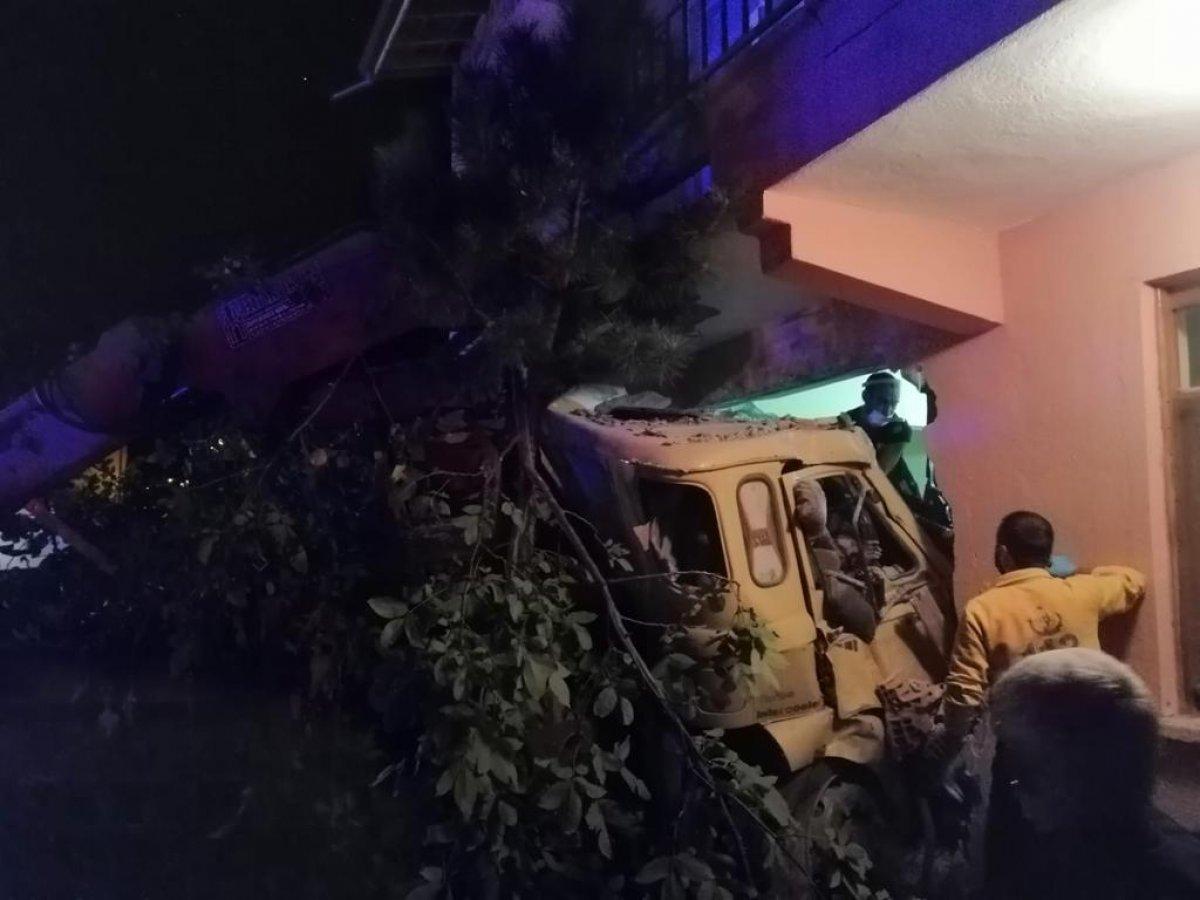 Çorum’da freni boşalan vinç, iki katlı eve girdi
