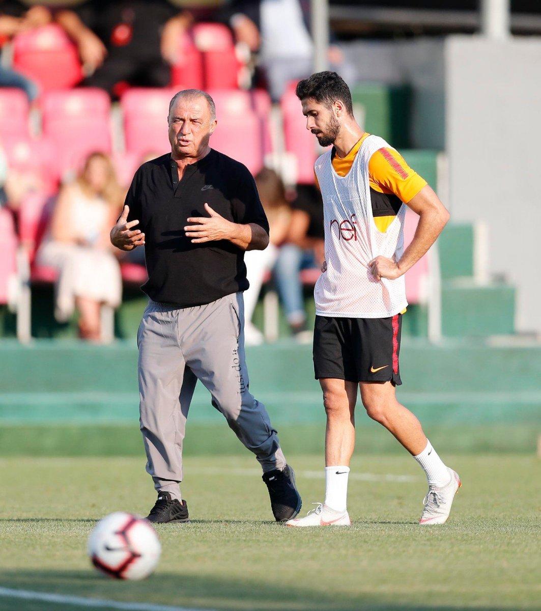 Emre Akbaba sahalara dönüyor