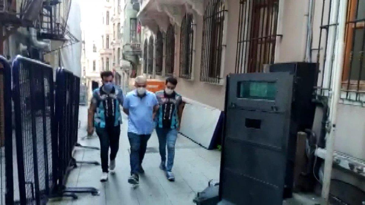 Beyoğlu'nda otopark saatine 15 lira isteyen değnekçi yakalandı