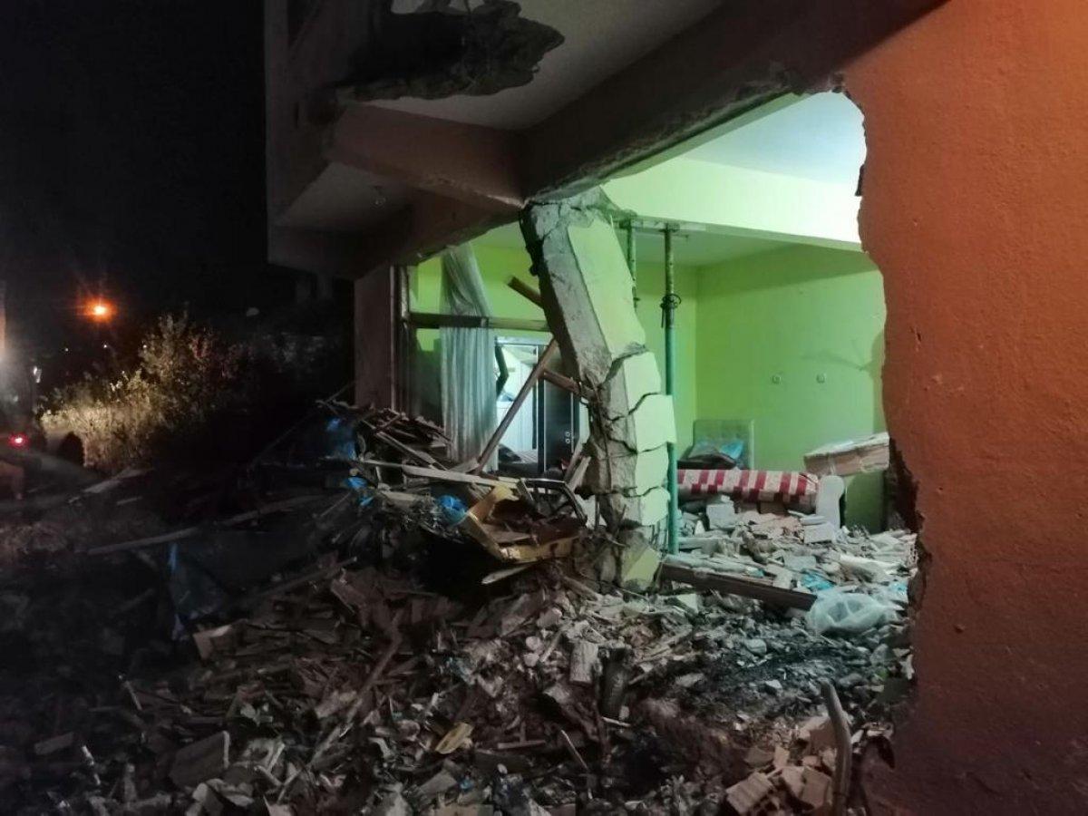 Çorum’da freni boşalan vinç, iki katlı eve girdi