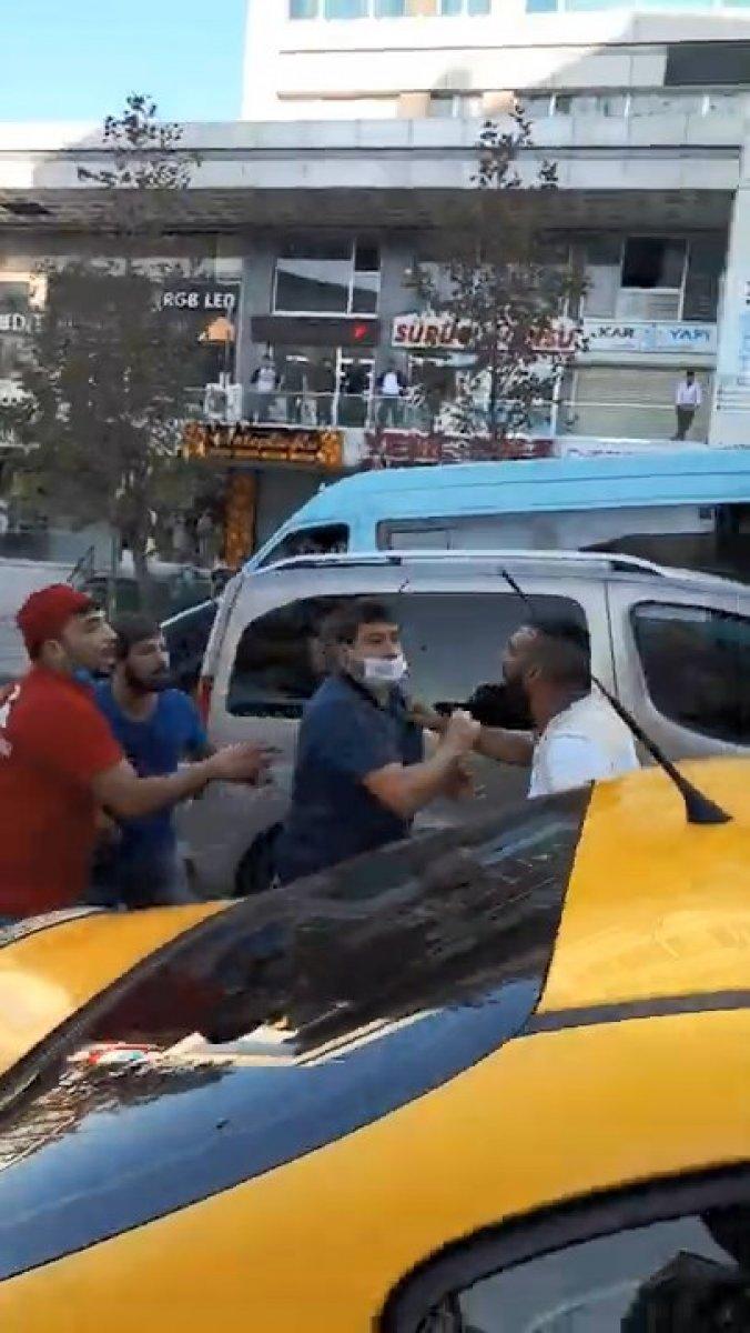 Esenyurt'ta taksici ile çekici arasında yol verme kavgası