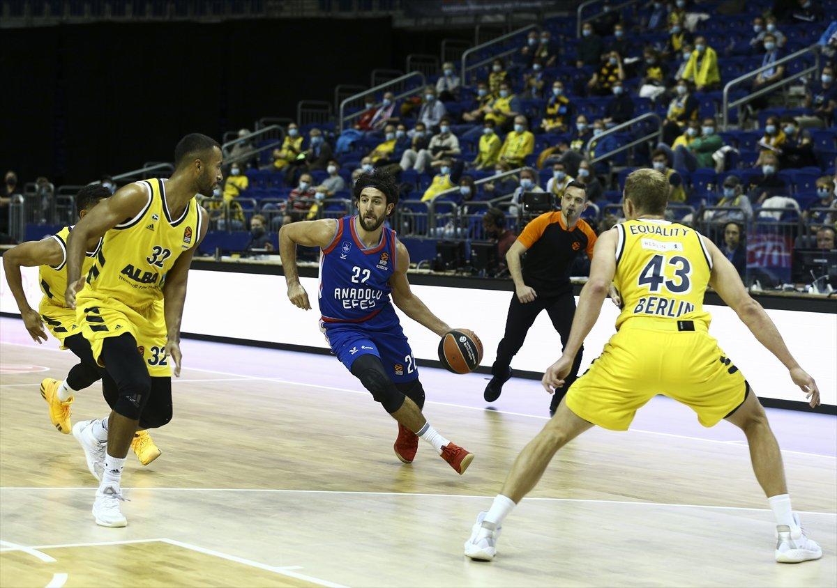 Anadolu Efes Avrupa Ligi'nde ilk galibiyetini aldı