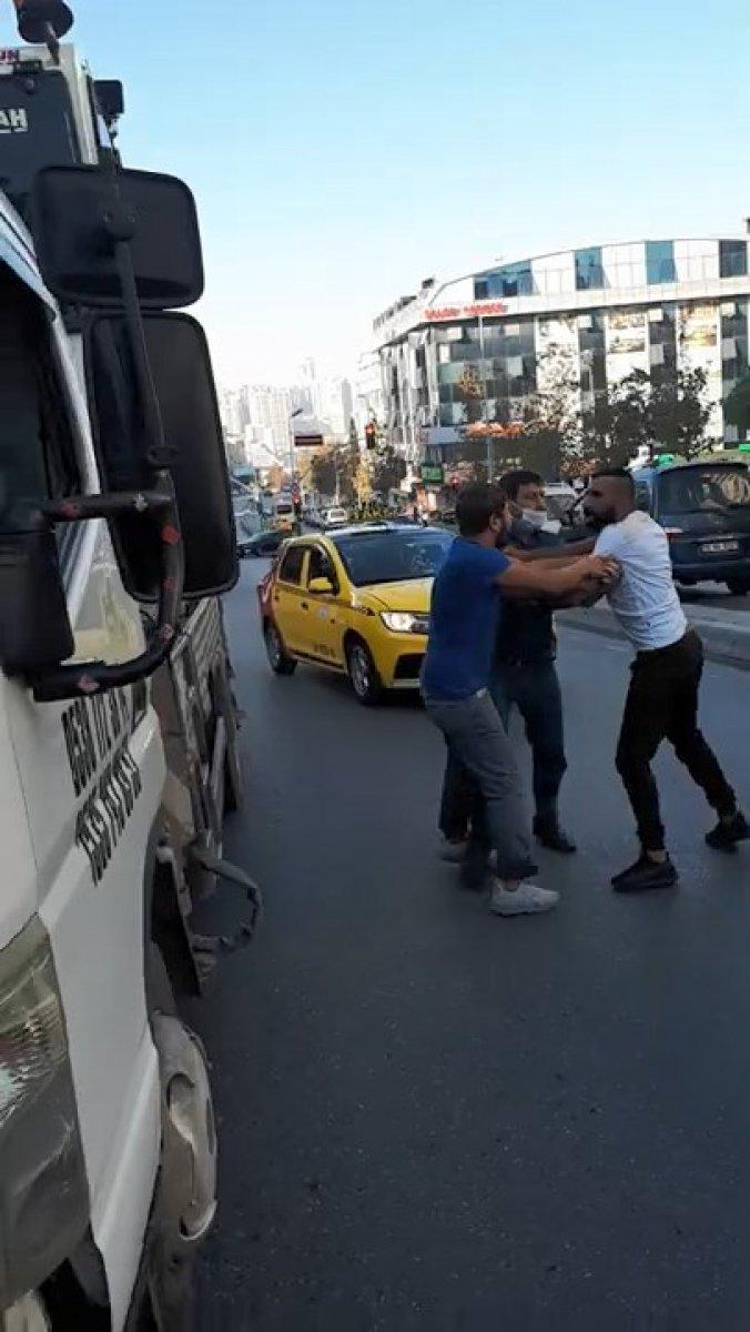 Esenyurt'ta taksici ile çekici arasında yol verme kavgası