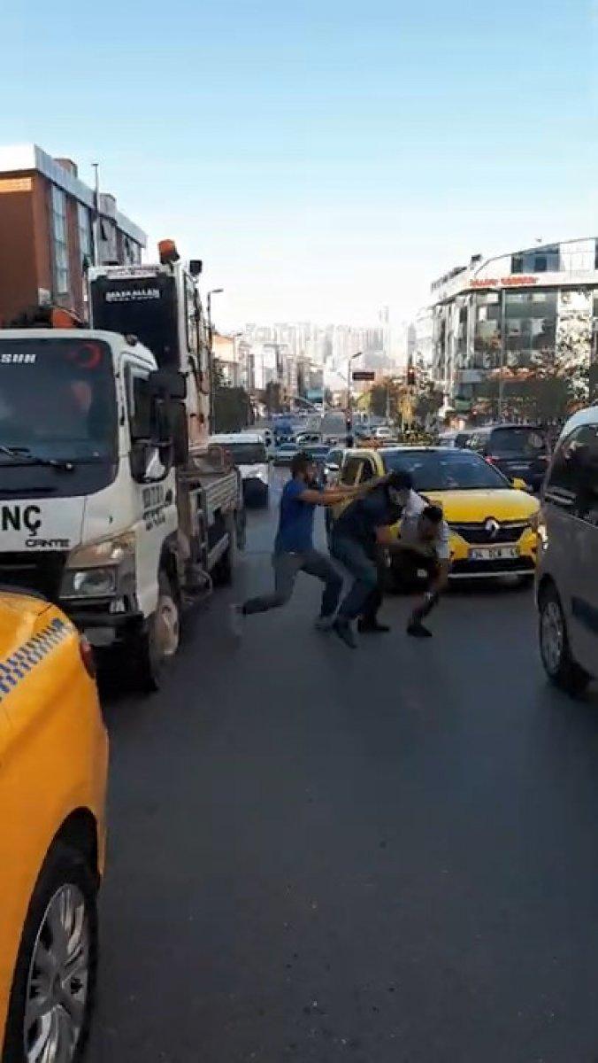 Esenyurt'ta taksici ile çekici arasında yol verme kavgası