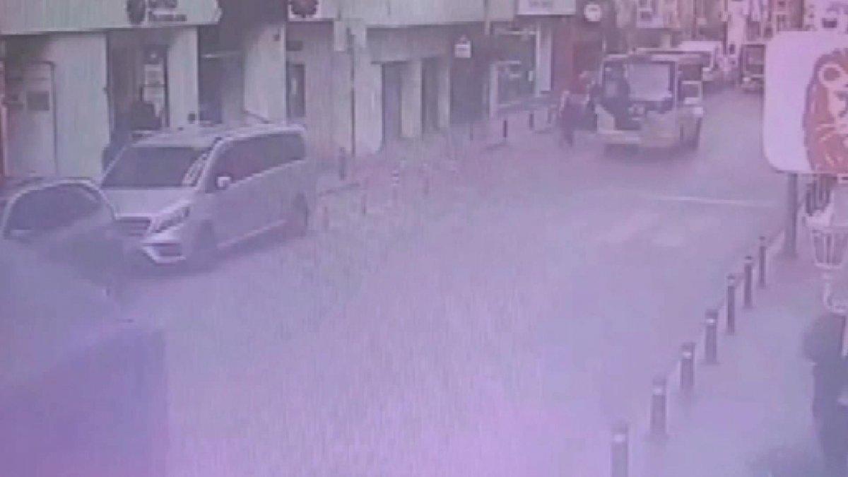 Bayrampaşa'da yolun karşısına geçmeye çalışan kadına minibüs çarptı